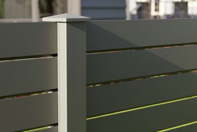 Moderne aluminiumshegn med vandrette lameller i n&aelig;rbillede