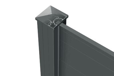 Nærbillede af en mørkegrå aluminiumshegn-stolpe med en pyramideformet hætte, der viser et tværsnit af dens konstruktion med indvendige støttestrukturer. Designet lægger vægt på holdbarhed og moderne æstetik.