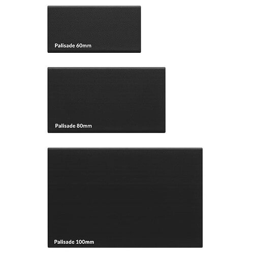 Tre sorte rektangulære fliser mærket "Palisade 60 mm", "Palisade 80 mm" og "Palisade 100 mm" vises i faldende størrelse på en hvid baggrund, ideelt til Stål Hegn - Jalousi/Palisade | Pulverlakeret-designet.