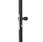 Nærbillede fra siden af et moderne sort dørhåndtag og en lås på en metalramme, fremstillet til Låger i unikt design - Tilpassede løsninger efter mål, på en almindelig hvid baggrund.