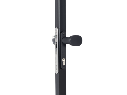 Nærbillede fra siden af et moderne sort dørhåndtag og en lås på en metalramme, fremstillet til Låger i unikt design - Tilpassede løsninger efter mål, på en almindelig hvid baggrund.