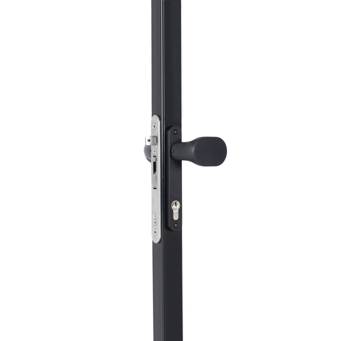 Nærbillede fra siden af et moderne sort dørhåndtag og en lås på en metalramme, fremstillet til Låger i unikt design - Tilpassede løsninger efter mål, på en almindelig hvid baggrund.