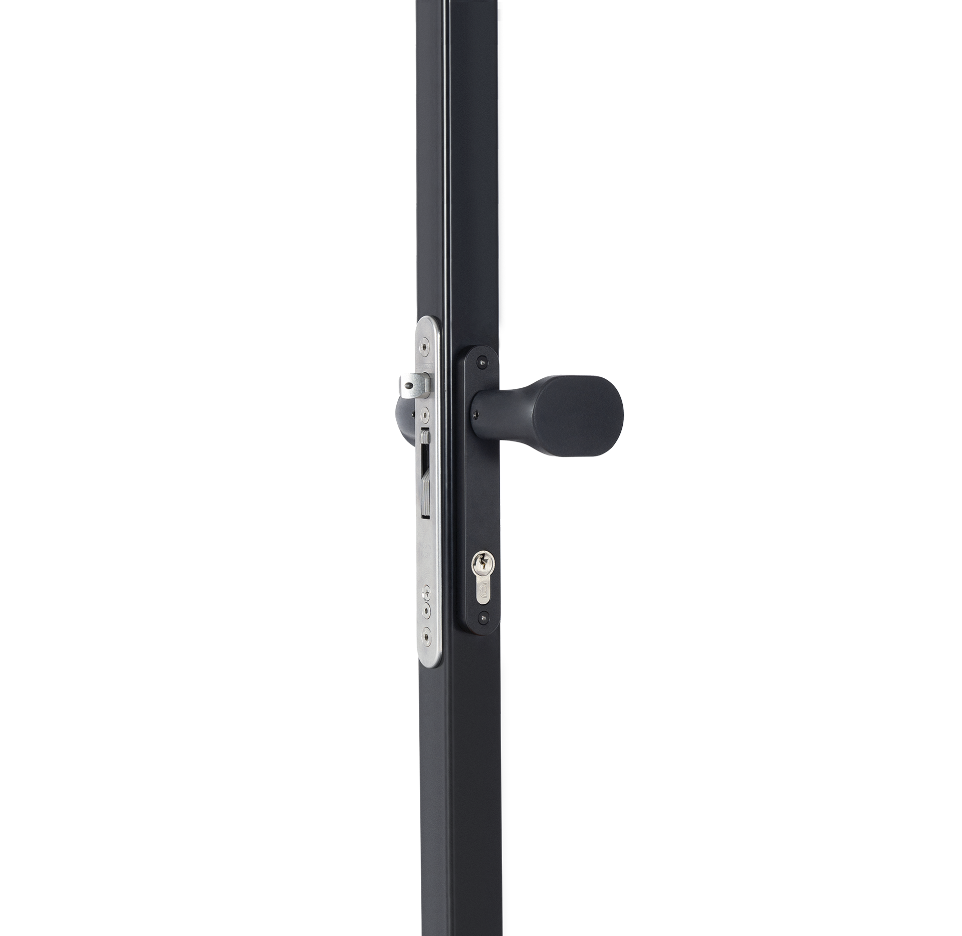 Nærbillede fra siden af et moderne sort dørhåndtag og en lås på en metalramme, fremstillet til Låger i unikt design - Tilpassede løsninger efter mål, på en almindelig hvid baggrund.