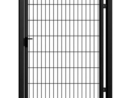 En sort metalport med en rektangulær ramme og lodrette stænger, der fremhæver dets unikke design. Denne tilpassede løsning har en enkel venstre-side-lås fastgjort til to lodrette stolper, hvilket eksemplificerer minimalistisk og funktionel stil til enhver indgang. Produkt: Låger i unikt design – Tilpassede løsninger efter mål.