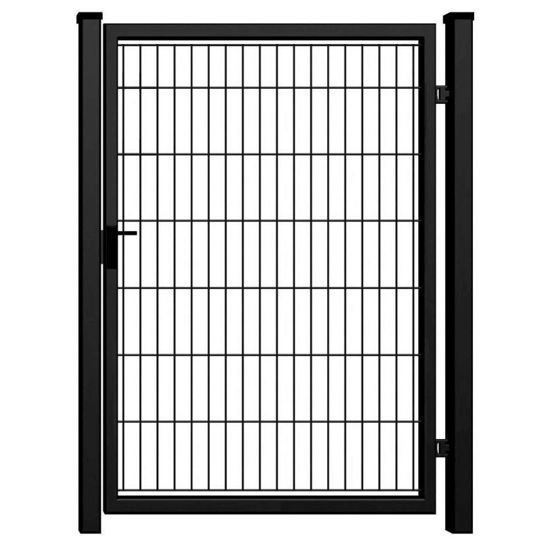 En sort metalport med en rektangulær ramme og lodrette stænger, der fremhæver dets unikke design. Denne tilpassede løsning har en enkel venstre-side-lås fastgjort til to lodrette stolper, hvilket eksemplificerer minimalistisk og funktionel stil til enhver indgang. Produkt: Låger i unikt design – Tilpassede løsninger efter mål.