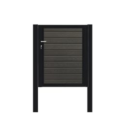 Låge Type 1 har et slankt design med vandrette træpaneler lavet af Komposit Brædder, indkapslet i en sort pulverlakeret metalramme. Med sit robuste metalhåndtag til venstre er denne havelåge elegant placeret mellem to lodrette stolper mod en almindelig hvid baggrund.