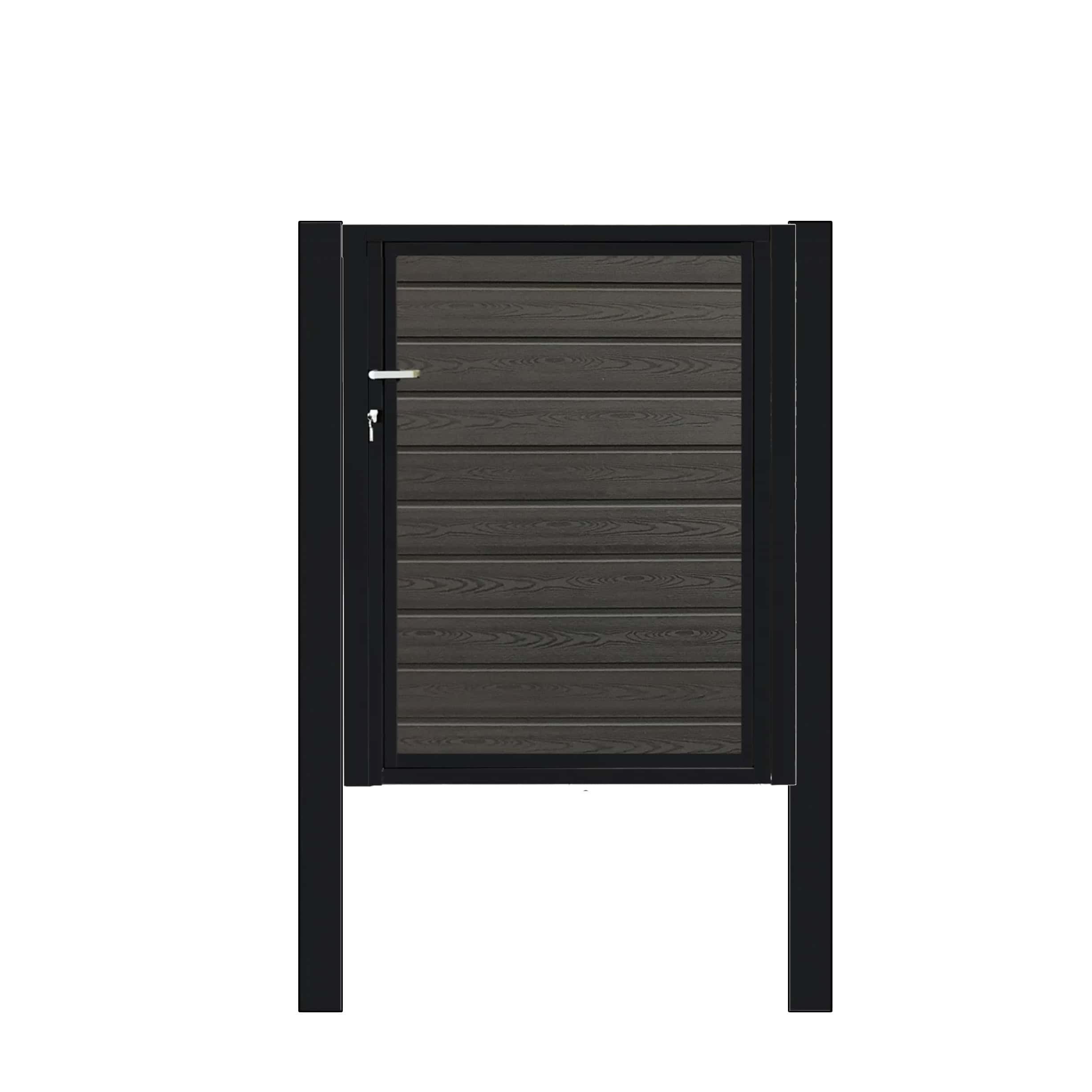 Låge Type 1 har et slankt design med vandrette træpaneler lavet af Komposit Brædder, indkapslet i en sort pulverlakeret metalramme. Med sit robuste metalhåndtag til venstre er denne havelåge elegant placeret mellem to lodrette stolper mod en almindelig hvid baggrund.