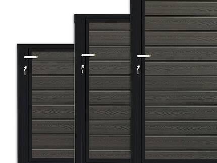 Tre mørkegrå døre med træbeklædning, anbragt i stigende størrelse fra venstre mod højre, ligner et slankt Låge Pulverlakeret SORT Type 1. Hver dør har sølvhåndtag og nøglehul, der står i kontrast til den almindelige hvide baggrund.