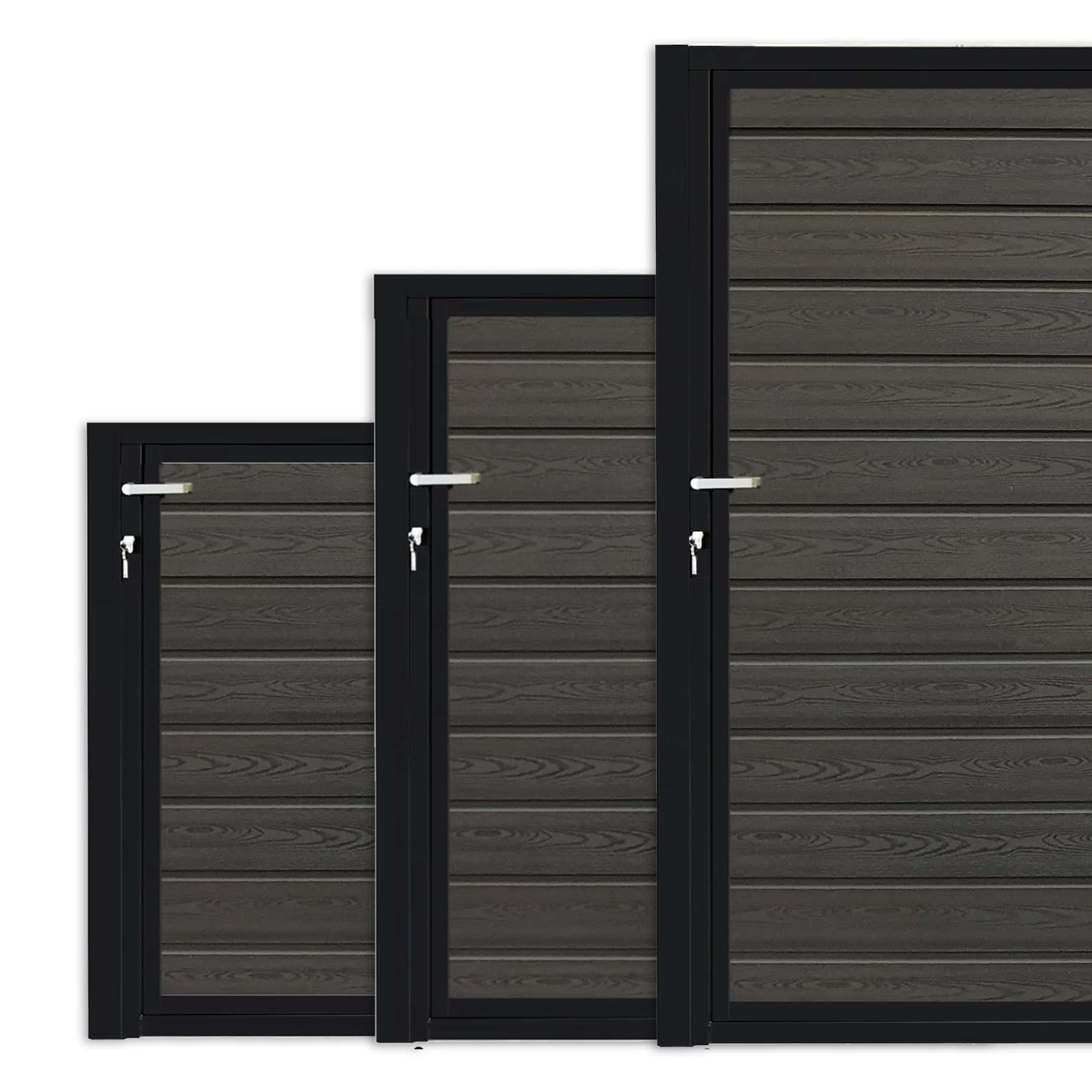 Tre mørkegrå døre med træbeklædning, anbragt i stigende størrelse fra venstre mod højre, ligner et slankt Låge Pulverlakeret SORT Type 1. Hver dør har sølvhåndtag og nøglehul, der står i kontrast til den almindelige hvide baggrund.