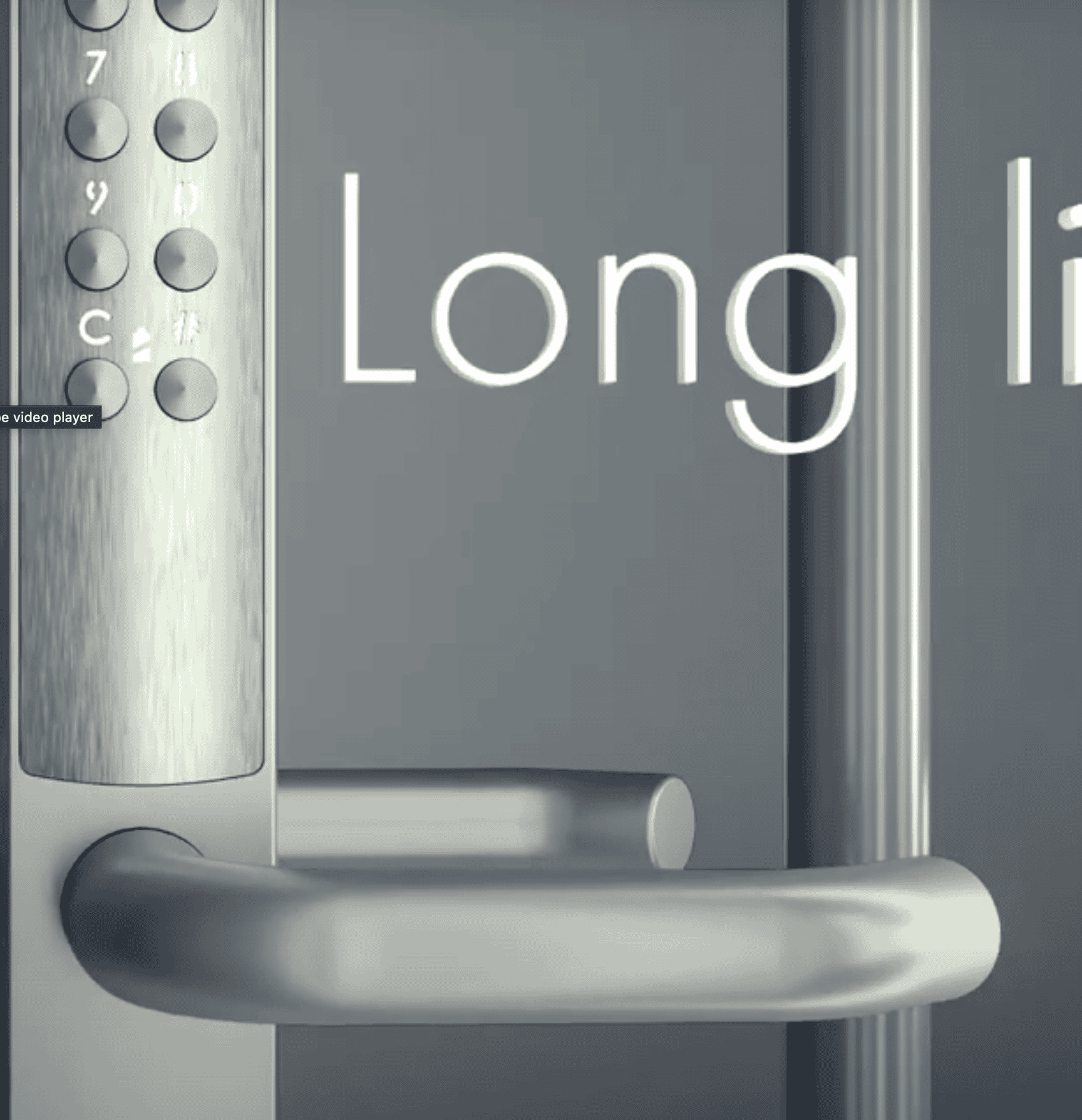 Nærbillede af et sølvdørhåndtag med Locinox VERA batteridrevet kodelås på en metallisk overflade, med ordet "Lang" delvist synligt i baggrunden.