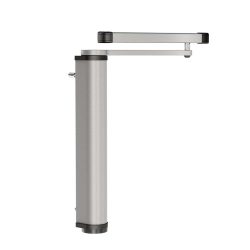 Set fra siden af en metallisk, cylindrisk genstand med et hængsel og en forlænget flad arm på toppen, med sorte accenter i enderne. Denne moderne, industrielle komponent ligner en del af en motoriseret portlukker og antyder dens rolle i et automatiseret port- eller monteringssystem.