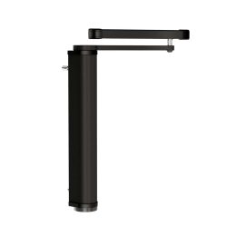 En lodret, sort cylindrisk enhed med en tynd, vandret arm strækker sig fra toppen i en foldet konfiguration parallelt med cylinderen. Denne slanke, minimalistiske motoriserede portlukker har en lille metallisk knap på siden, perfekt til problemfri styring af fodgængeradgang.