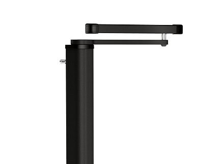 En lodret, sort cylindrisk enhed med en tynd, vandret arm strækker sig fra toppen i en foldet konfiguration parallelt med cylinderen. Denne slanke, minimalistiske motoriserede portlukker har en lille metallisk knap på siden, perfekt til problemfri styring af fodgængeradgang.