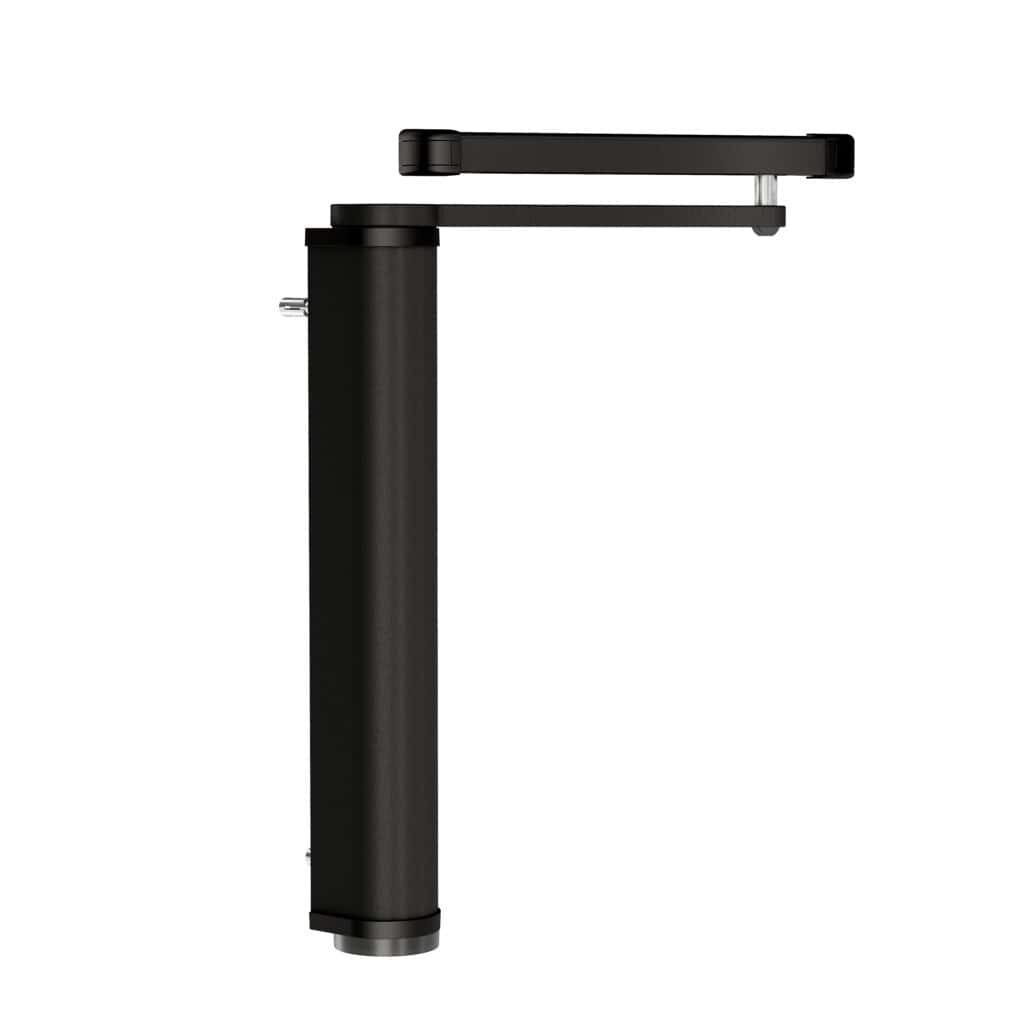 En lodret, sort cylindrisk enhed med en tynd, vandret arm strækker sig fra toppen i en foldet konfiguration parallelt med cylinderen. Denne slanke, minimalistiske motoriserede portlukker har en lille metallisk knap på siden, perfekt til problemfri styring af fodgængeradgang.