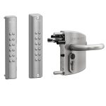 VOLTA sølvlåsen har overflademonteret låsteknologi, dobbelt tastaturpaneler, et håndtag med udvendige og indvendige komponenter og et eksternt batteridrevet tastatur med numeriske knapper til sikker døradgangskontrol.