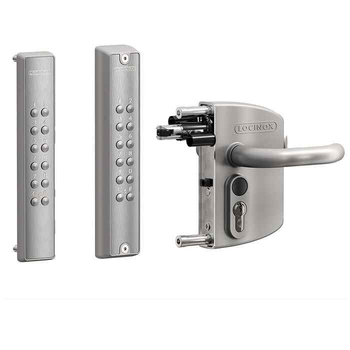 VOLTA sølvlåsen har overflademonteret låsteknologi, dobbelt tastaturpaneler, et håndtag med udvendige og indvendige komponenter og et eksternt batteridrevet tastatur med numeriske knapper til sikker døradgangskontrol.