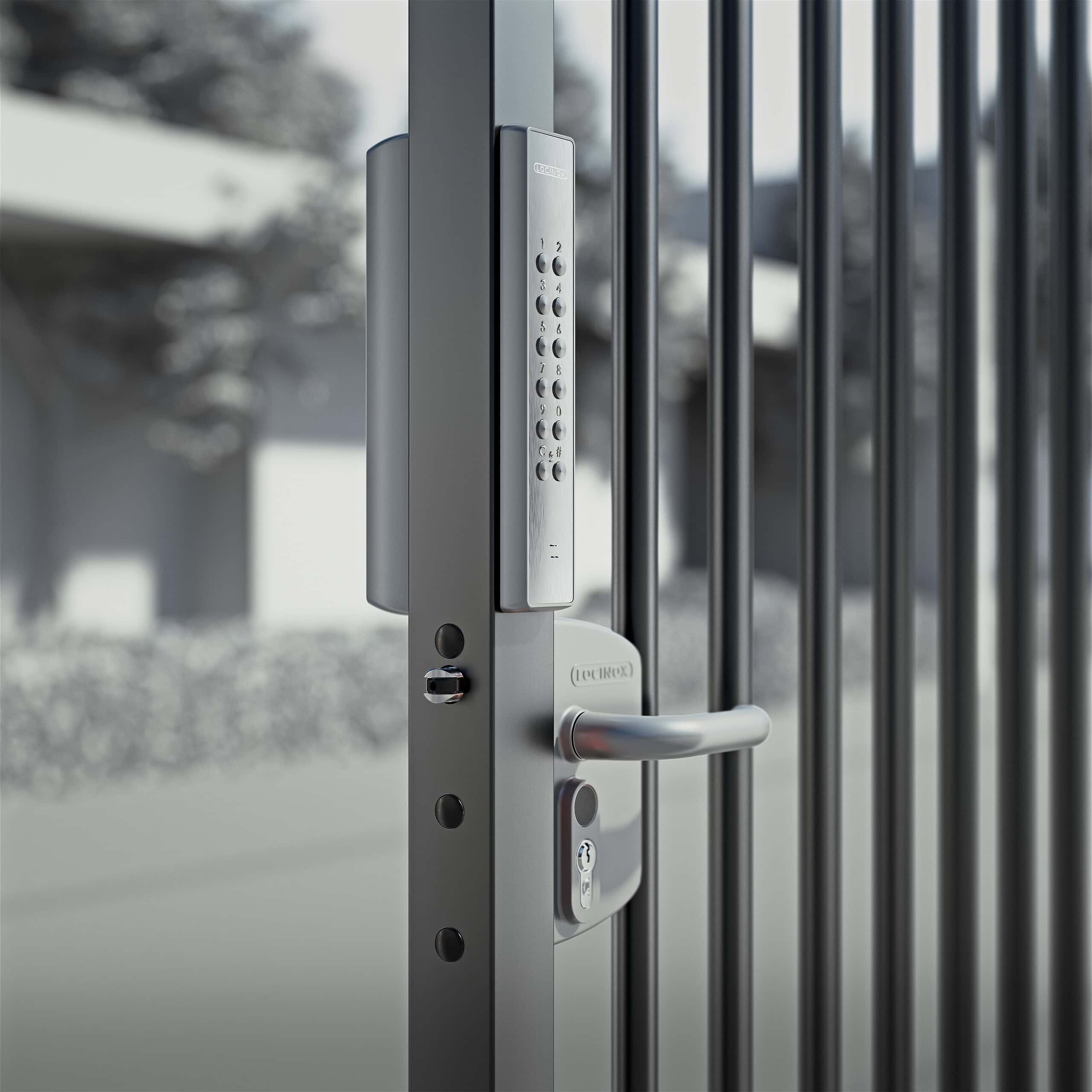 En slank VOLTA - Overflademonteret lås med eksternt batteridrevet tastatur med numerisk tastatur pryder metalporten, sat mod en sløret udendørs scene af træer og bygninger.