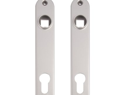 Dækskjold til låseindsats sæt Sølv Alu" består af to sølvdørsbagplader med cylindriske og nøglehulsudskæringer til montering af håndtag og lås. Disse vertikalt justerede, minimalistiske designs komplementerer ethvert locinox-system.