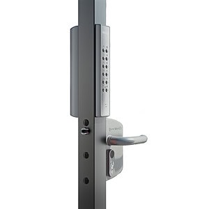 En slank VOLTA overflademonteret lås med en metallisk ramme, med et håndtag og nøglehul under det eksterne batteridrevet tastatur, blander moderne design og funktionalitet.