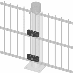 Illustration af et metalhegn med lodrette og vandrette stænger, fastgjort til en rund stolpe ved hjælp af to sorte Panelbeslag UNI Sort plastklemmer. Den grå panelhegn beslag sikrer stabilitet, og stolpen er fastgjort til jorden med en firkantet base.