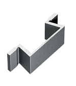Et lille, metallisk, Z-formet aluminiumsbeslag med en mat finish og skarpe kanter, designet til konstruktions- eller monteringsbrug med Vidual Pure – Jalousihegn i aluminium med rhombeprofil-systemer.