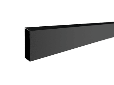 A Vidual Pure – Jalousihegn i aluminium med rhombeprofil vises som et sort, rektangulært aluminiumsrør på hvid baggrund, der strækker sig diagonalt fra venstre forgrund til højre baggrund.