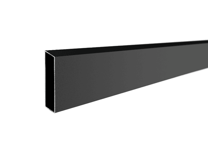 A Vidual Pure – Jalousihegn i aluminium med rhombeprofil vises som et sort, rektangulært aluminiumsrør på hvid baggrund, der strækker sig diagonalt fra venstre forgrund til højre baggrund.