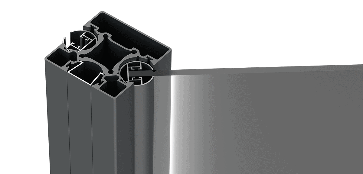 Nærbillede af Vidual Clear – Glashegn med aluminiumsstolper, der viser et tværsnit af den sorte aluminiumsstolpe med et indsat glas- eller akrylpanel, der fremhæver den detaljerede struktur og rum indeni.