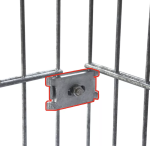 Et nærbillede af Hjørnebeslag til 6-8 mm panelhegn – rustfri stål viser to lodrette paneler, der er forbundet med et rektangulært hjørnebeslag og en bolt, hvor beslaget er markeret med rødt for at fremhæve dets holdbare, korrosionsbestandige konstruktion i rustfrit stål.