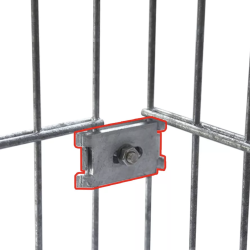 Et nærbillede af Hjørnebeslag til 6-8 mm panelhegn – rustfri stål viser to lodrette paneler, der er forbundet med et rektangulært hjørnebeslag og en bolt, hvor beslaget er markeret med rødt for at fremhæve dets holdbare, korrosionsbestandige konstruktion i rustfrit stål.