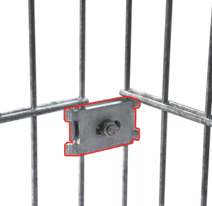 Et nærbillede af Hjørnebeslag til 6-8 mm panelhegn – rustfri stål viser to lodrette paneler, der er forbundet med et rektangulært hjørnebeslag og en bolt, hvor beslaget er markeret med rødt for at fremhæve dets holdbare, korrosionsbestandige konstruktion i rustfrit stål.