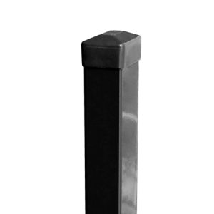 En sort, firkantet metalstolpe Stål-pulverlakeret i RAL 9005 med en flad, let affaset hætte på toppen, sat mod en almindelig hvid baggrund.