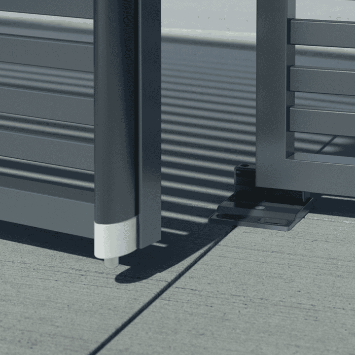 Nærbillede af en moderne metalport med vandrette lameller med Locinox Bundstop til dobbeltlåger – justerbart og overflademonteret (RAL 9005). Det justerbare hængsel og den overflademonterede base er synlige, da porten står let åben på beton.