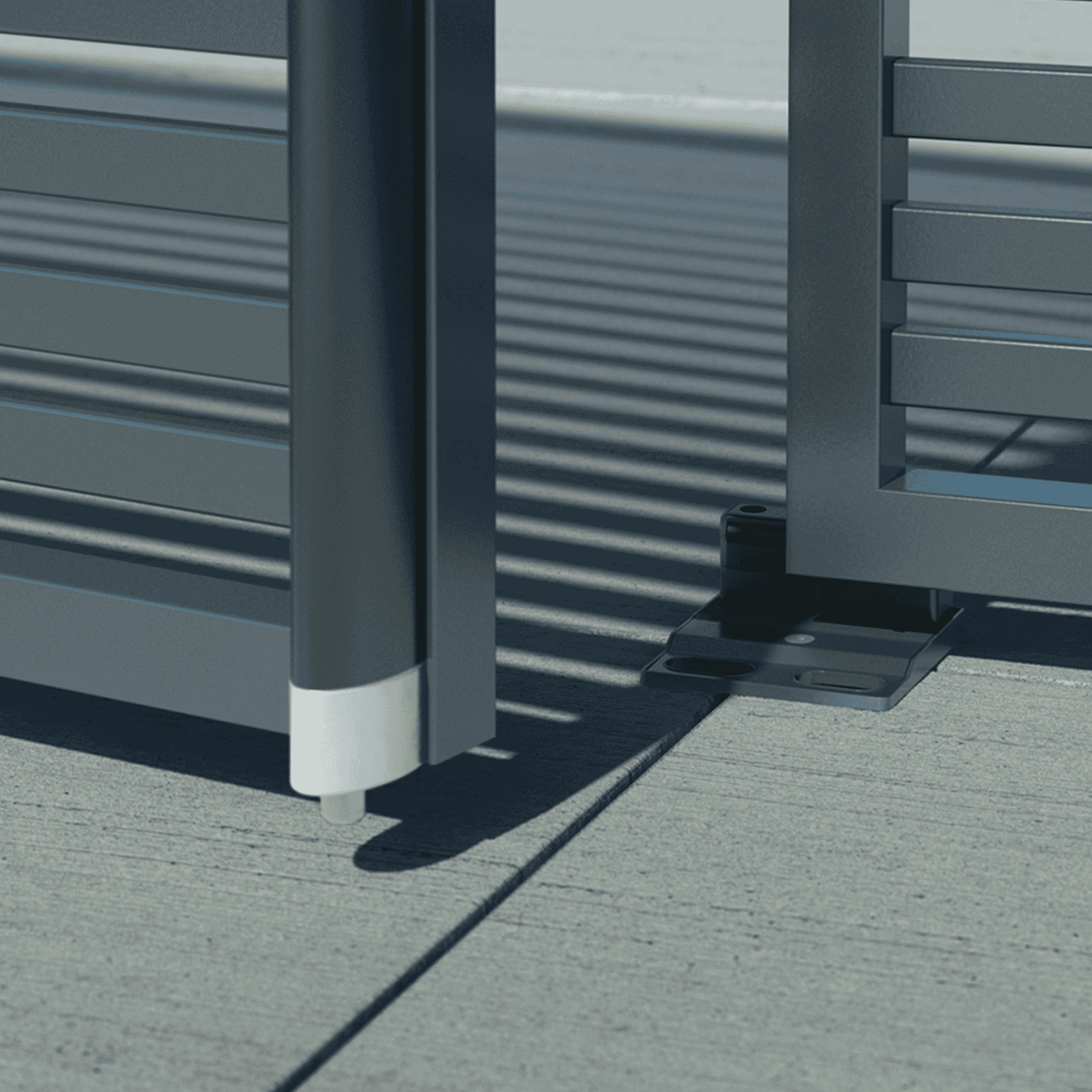 Nærbillede af en moderne metalport med vandrette lameller med Locinox Bundstop til dobbeltlåger – justerbart og overflademonteret (RAL 9005). Det justerbare hængsel og den overflademonterede base er synlige, da porten står let åben på beton.