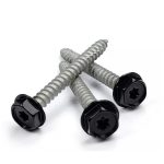 Tre betonskruer 7,5x65 mm – pulverlakeret i sort RAL 9005 med sekskantede sorte hoveder er arrangeret i en trekant på en hvid baggrund.