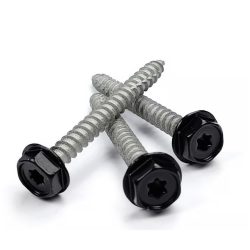 Tre betonskruer 7,5x65 mm – pulverlakeret i sort RAL 9005 med sekskantede sorte hoveder er arrangeret i en trekant på en hvid baggrund.