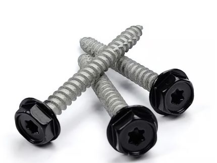 Tre betonskruer 7,5x65 mm – pulverlakeret i sort RAL 9005 med sekskantede sorte hoveder er arrangeret i en trekant på en hvid baggrund.