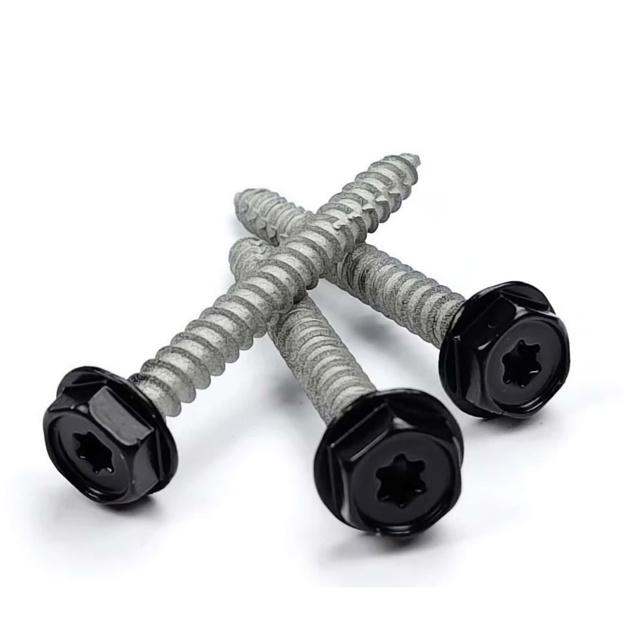 Tre betonskruer 7,5x65 mm – pulverlakeret i sort RAL 9005 med sekskantede sorte hoveder er arrangeret i en trekant på en hvid baggrund.