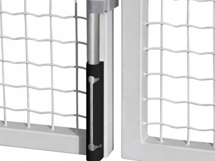 Nærbillede af en skudrigel, der holder to dobbeltlåger af hvidt trådnet sammen. Den cylindriske lås med en slags pulverlakeret RAL 9005-belægning passer ind i et metalbeslag på den ene port.