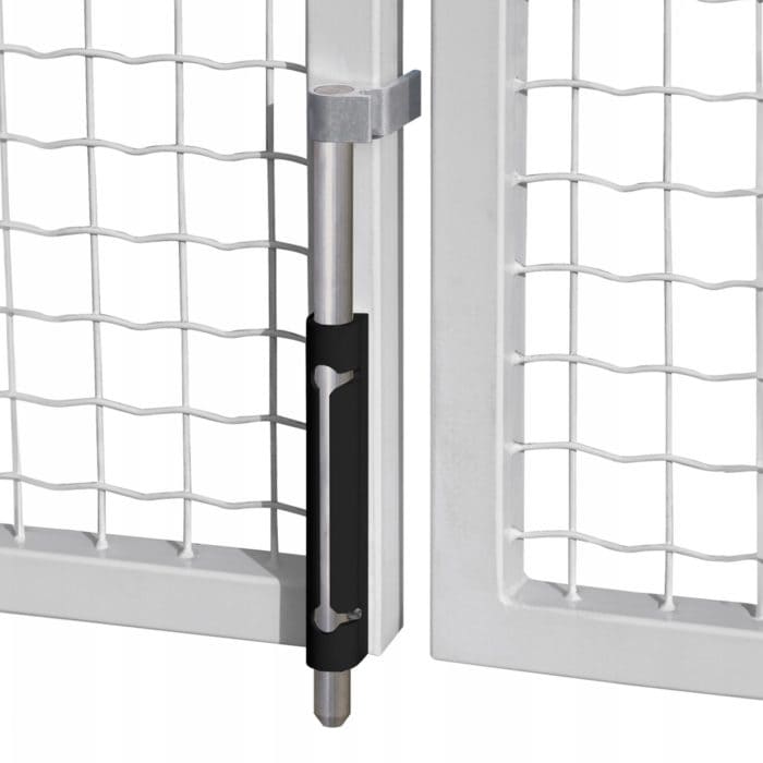 Nærbillede af en skudrigel, der holder to dobbeltlåger af hvidt trådnet sammen. Den cylindriske lås med en slags pulverlakeret RAL 9005-belægning passer ind i et metalbeslag på den ene port.