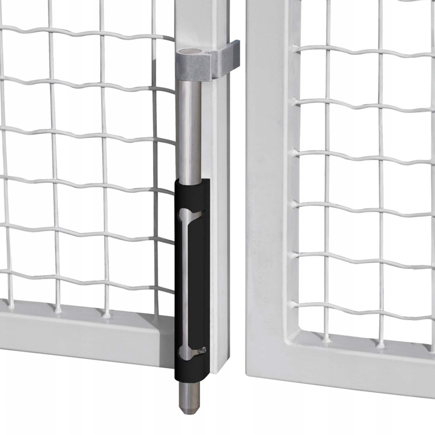 Nærbillede af en skudrigel, der holder to dobbeltlåger af hvidt trådnet sammen. Den cylindriske lås med en slags pulverlakeret RAL 9005-belægning passer ind i et metalbeslag på den ene port.