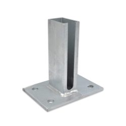 En stolpefod af metal med en rektangulær lodret slids og en flad firkantet bund med fire huller, der bruges til at montere stolper på flade overflader.