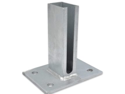 En stolpefod af metal med en rektangulær lodret slids og en flad firkantet bund med fire huller, der bruges til at montere stolper på flade overflader.