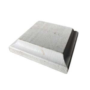 Stolpehat Hvidmalet træ 12x12cm (RESTSALG) er en hvid, firkantet træhue med skrå kanter og en pyramideform, vist på en almindelig hvid baggrund.