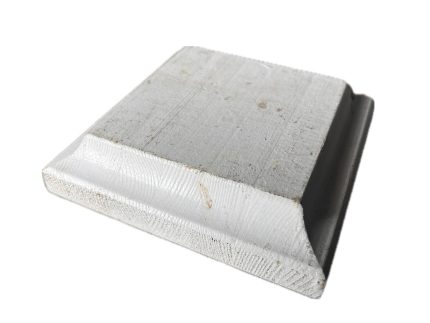 Stolpehat Hvidmalet træ 12x12cm (RESTSALG) er en hvid, firkantet træhue med skrå kanter og en pyramideform, vist på en almindelig hvid baggrund.