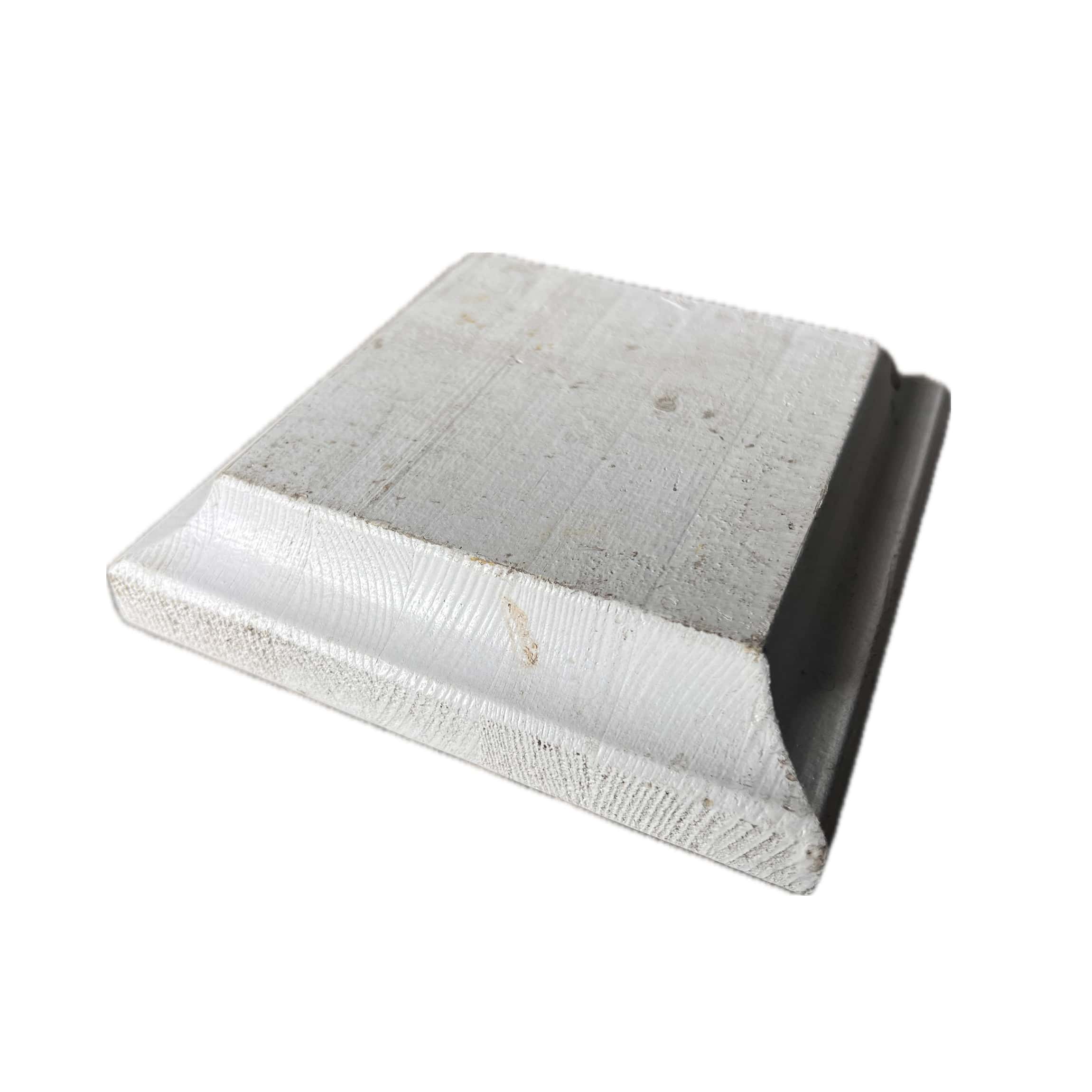 Stolpehat Hvidmalet træ 12x12cm (RESTSALG) er en hvid, firkantet træhue med skrå kanter og en pyramideform, vist på en almindelig hvid baggrund.