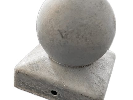 Stolpehat med kugle galvaniseret 7x7cm (RESTSALG) har en glat kugle oven på en 7x7cm firkantet base og har et lille rundt hul på den ene side.