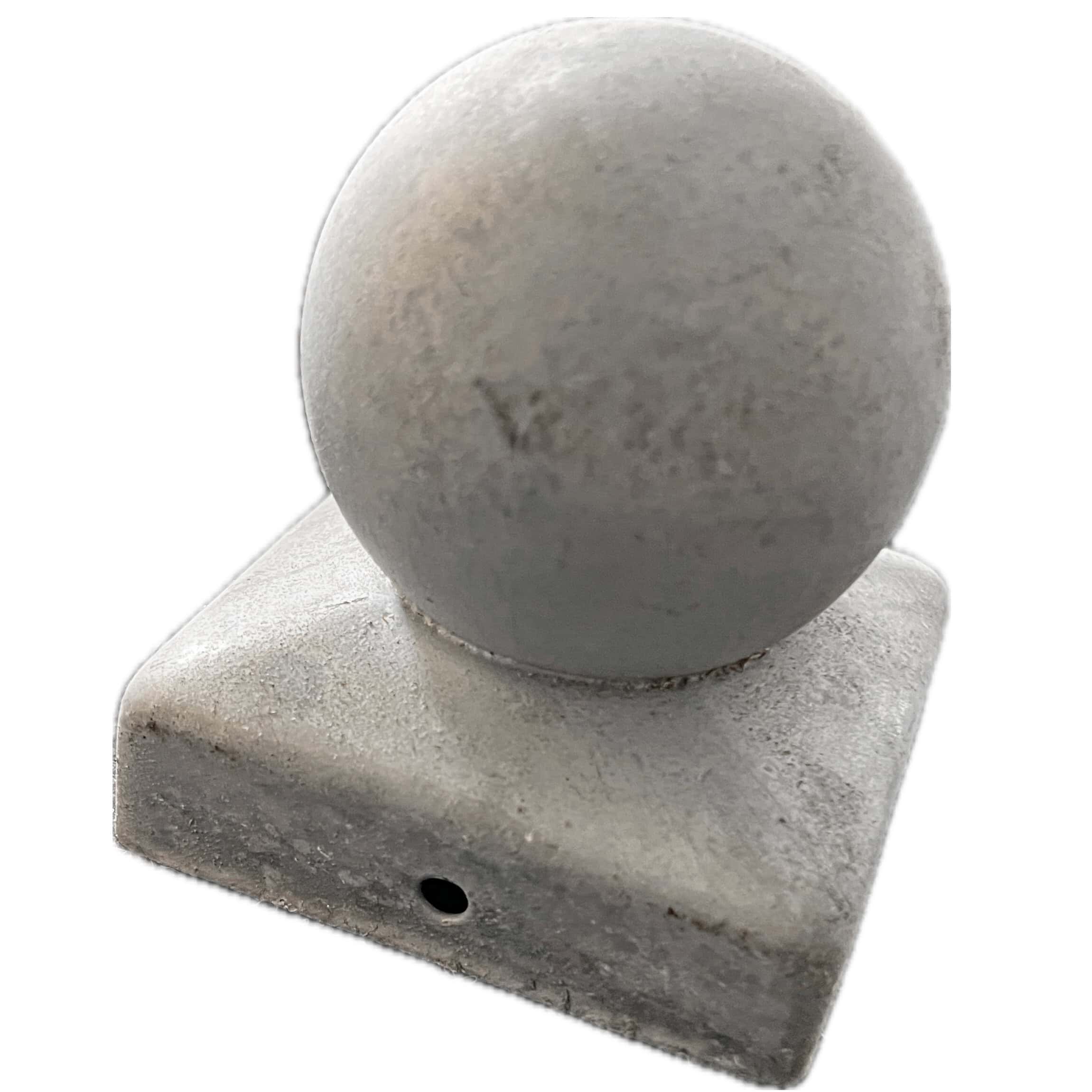 Stolpehat med kugle galvaniseret 7x7cm (RESTSALG) har en glat kugle oven på en 7x7cm firkantet base og har et lille rundt hul på den ene side.
