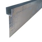 Et nærbillede af en metallisk Z-formet inddækning lavet af varmgalvaniseret stål med en lodret forlængelse, der bruges i bygningskonstruktioner til vejrbeskyttelse og beskyttelse af tagkanter eller samlinger. Metaloverfladen er let struktureret og ser galvaniseret ud.