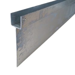 Et nærbillede af en metallisk Z-formet inddækning lavet af varmgalvaniseret stål med en lodret forlængelse, der bruges i bygningskonstruktioner til vejrbeskyttelse og beskyttelse af tagkanter eller samlinger. Metaloverfladen er let struktureret og ser galvaniseret ud.